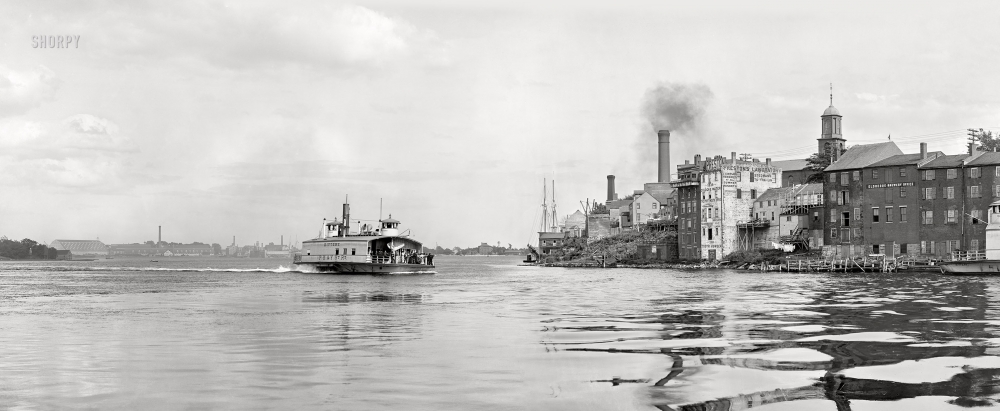 Photo showing: Portsmouth Panorama -- Portsmouth, New Hampshire, circa 1906. Piscataqua River and rivermouth landing.