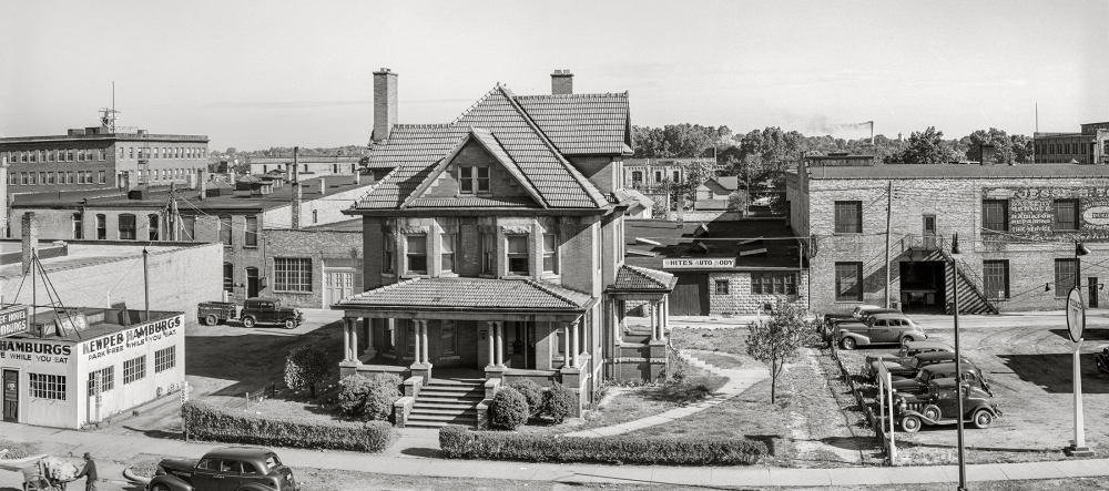Photo showing: Kewpee Panorama -- July 1940. Brick house on main street of Benton Harbor, Michigan. Composite of two photos by John Vachon.