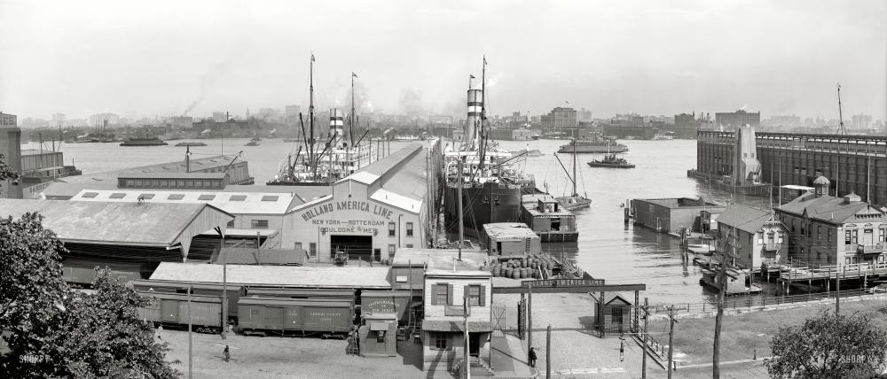 Photo showing: Hoboken Piers Panorama -- Hoboken, New Jersey, 1905. Holland America Line piers and New York skyline. With the S.S. Potsdam at harbor.