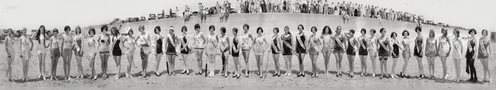 Photo showing: Pageant of Pulchritude II -- Second International Pageant of Pulchritude and Eighth Annual Bathing Girl Revue --
Galveston, Texas -- May 21-22-23, 1927. Panorama by Joseph M. Maurer.