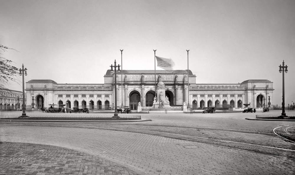 Photo showing: Union Station Plaza -- Washington, D.C., circa 1912. Union Station plaza and Columbus fountain.