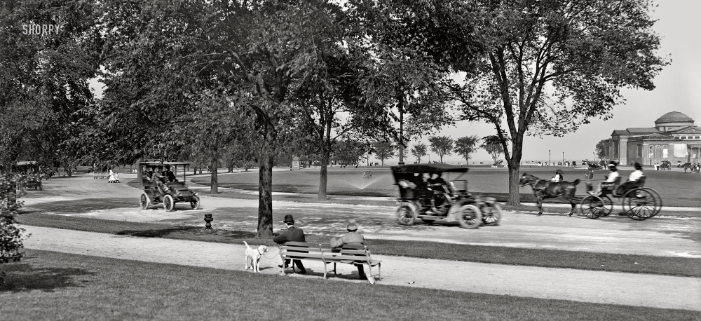 Photo showing: Yesterday in the Park -- Chicago circa 1907. Jackson Park -- Driveway and Field Museum (Palace of Fine Arts).
