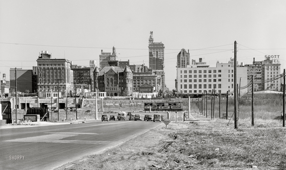 Photo showing: Dallas: 1942 -- January 1942. View of Dallas, Texas, going eastward on U.S. Highway 80.