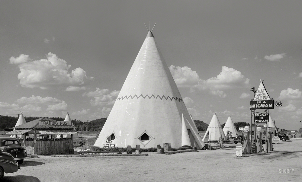 Photo showing: Kentucky Tepee -- July 1940. Cabins imitating the Indian teepee for tourists along highway south of Bardstown, Kentucky.