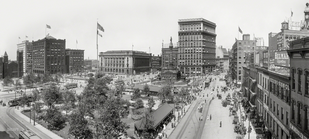 Photo showing: Public Square Panorama. -- Cleveland circa 1908. The Public Square -- Soldiers' and Sailors' Monument. Panorama made from two 8x10 inch glass negatives.