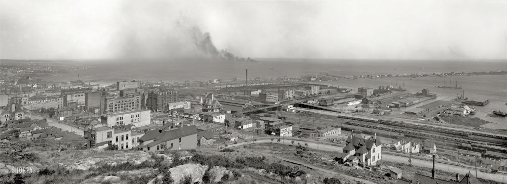 Photo showing: Duluth Panorama -- Duluth, Minnesota, circa 1898. General view from bluffs. Panorama of two 8x10 inch glass negatives.