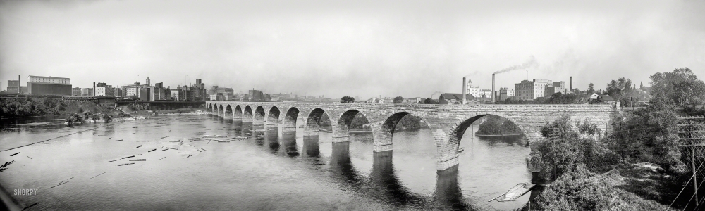 Photo showing: Stone Arch Bridge -- Minneapolis, 1905. Stone Arch Bridge, which carries railroad traffic over the Mississippi River. Panorama of three 8x10 glass negatives. 