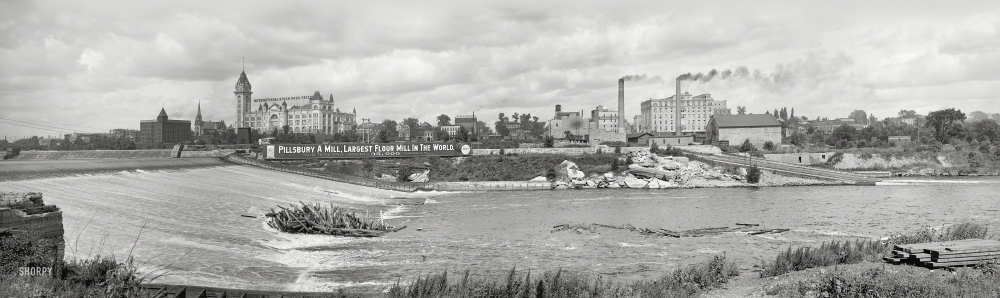 Photo showing: Pillsbury Panorama -- The Mississippi River circa 1905. St. Anthony's Falls and flour mills at Minneapolis. Panorama made from three 8x10 glass negatives.