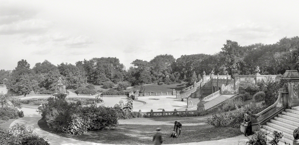 Photo showing: Angel of the Waters -- New York, 1901. Central Park -- Bethesda Terrace and Fountain. Panorama made from two 8x10 inch glass negatives.