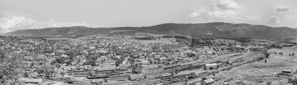 Photo showing: North Adams Panorama -- North Adams, Massachusetts, circa 1907. City and Hoosac Range from Witt's Ledge. Panorama made from three 8x10 inch glass negatives.