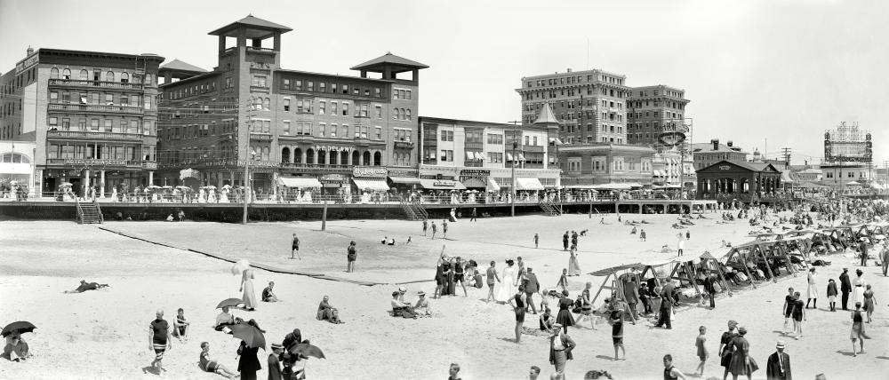 Photo showing: Atlantic City Panorama -- The beach and Boardwalk, circa 1915. Panorama of  two 8x10 inch glass negatives.