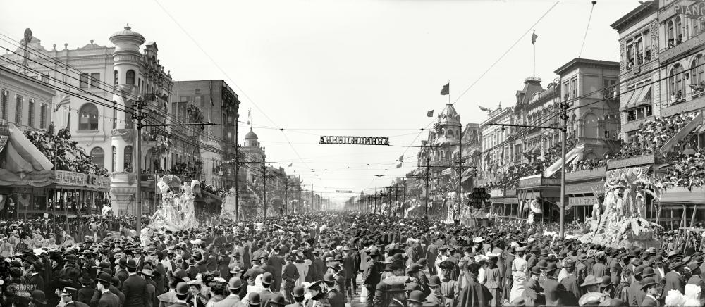 Photo showing: Mardi Gras Panorama -- New Orleans circa 1906. The Rex pageant, Mardi Gras. Panorama of two 8x10 glass plates. Detroit Publishing.
