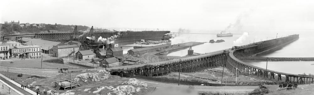 Photo showing: Lake Superior Panorama -- Lake Superior circa 1908. The harbor and ore docks, Marquette, Michigan. Panorama of three 8x10 glass plates. 