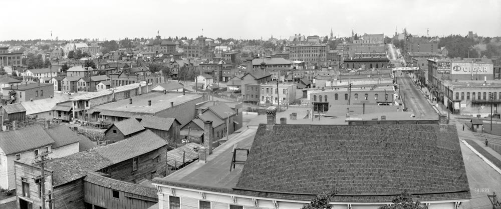 Photo showing: Marquette Panorama -- Marquette, Michigan, circa 1908 in a view joining two 8x10 glass negatives. Front Street at right.