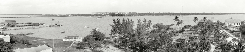 Photo showing: Palm Beach Panorama -- Palm Beach, Florida, circa 1910. Lake Worth and the Royal Poinciana. Henry Flagler's giant hotel in a panorama of four 8x10 plates. 