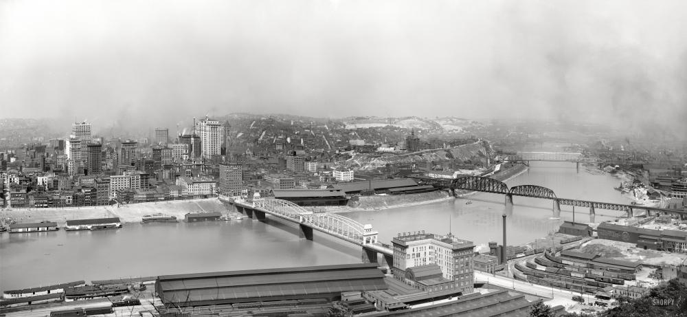Photo showing: Pittsburgh Panorama -- Circa 1905. Pittsburgh from Mount Washington -- Monongahela River with Smithfield Street Bridge and Pan Handle Bridge.