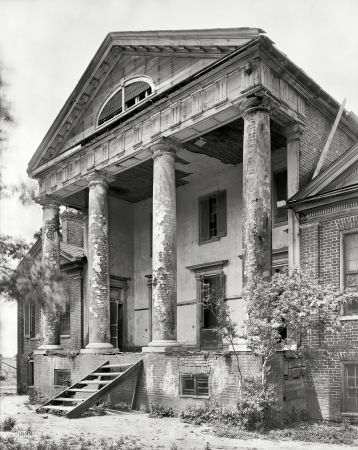Photo showing: The Goode Mansion -- Lawrence County, Alabama, 1939. Freeman Goode Mansion, Town Creek vicinity, built 1821. 
