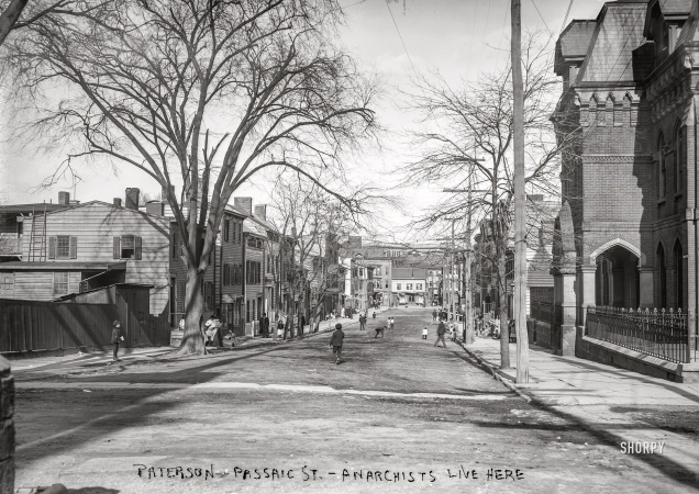 Photo showing: Anarchists Live Here -- Paterson, New Jersey, circa 1908. Passaic Street -- anarchists live here.