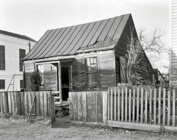 Photo showing: Pied-a-Terre -- Savannah, Georgia, circa 1939. Old house on Fahm Street, West Side.