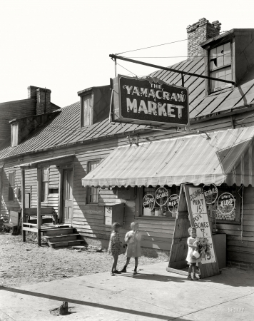 Photo showing: Yamacraw Market -- Savannah, Georgia, circa 1939. Rowhouse structure built about 1850. Torn down for Yamacraw Village Housing Projects.