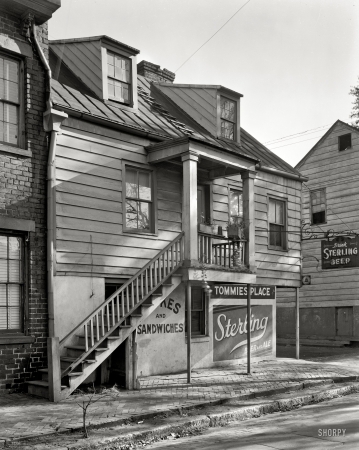 Photo showing: Tommies Place -- Chatham County, Georgia, circa 1937. 38 Price Street, Savannah. Structure dates from ca. 1840.