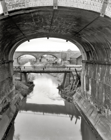 Photo showing: Savannah Crossings -- Savannah, Georgia, circa 1939. Georgia Central Railway Bridge, Railroad Street.