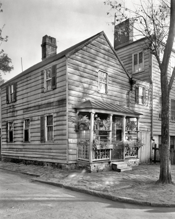 Photo showing: Small Dwelling -- Savannah, Georgia circa 1940. Davenport tenement, small dwelling, Houston and State streets.
