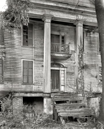 Photo showing: Ruined Manse -- Greene County, Georgia, circa 1936. Ruined house, Penfield vicinity.