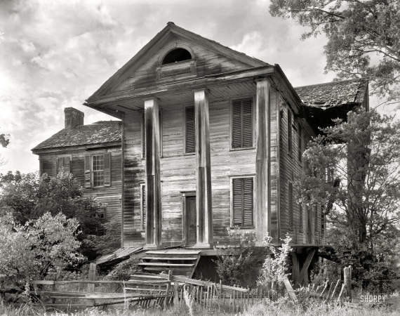 Photo showing: Bleak House -- Greene County, Georgia, circa 1939. Ruined house, Penfield vicinity. 