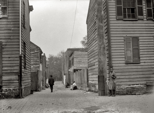 Photo showing: Slum Views: 1914 -- Alley clearance, slum views. Vestiges of the 19th century in a Washington, D.C., alleyway.