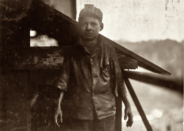 Photo showing: Shorpy Higginbotham -- Alabama, December 1910. Shorpy Higginbotham, a 'greaser' on the tipple at Bessie Mine.