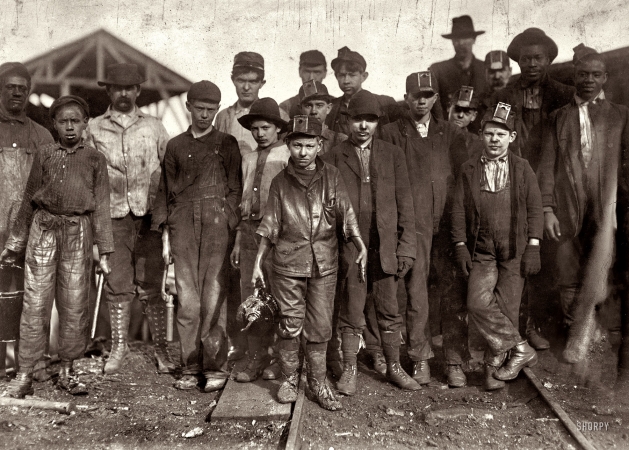 Photo showing: Shorpy and His Friends -- December 1910. Shorpy Higginbotham, a 'greaser' on the tipple at Bessie Mine, Alabama, of the Sloss-Sheffield Steel and Iron Co.