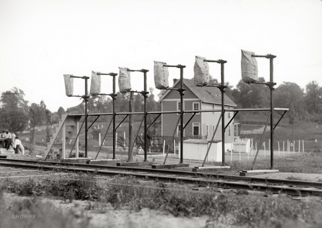 Photo showing: Non-Stop Mail -- The Hupp Automatic Mail Exchange, a system for transferring mail bags to and from a moving train. Circa 1912.
