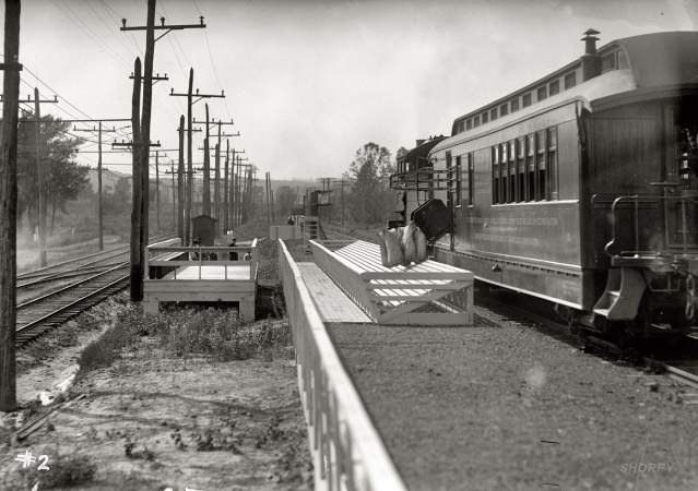 Photo showing: Mail Drop -- Post Office Dept. Hupp Auto Railway Service. The download part of the Hupp mail-transfer system. Circa 1912.