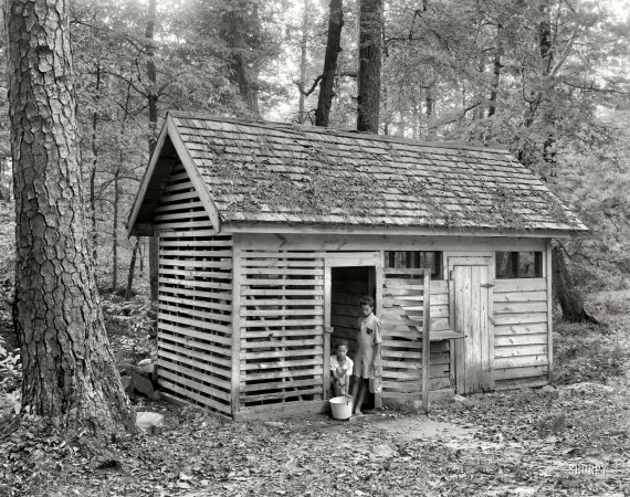 Photo showing: The Spring House -- Wilkes County, Georgia, circa 1944. Spring house, Hill Plantation, Washington vicinity.