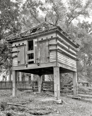 Photo showing: The Birdhouse -- Wilkes County, Georgia, circa 1944. Dovecote at Hill Plantation, Washington vicinity.