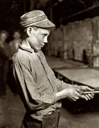 Photo showing: Carrying-In Boy -- October 1908. Grafton, West Virginia. Glassworks carrying-in boy at annealing furnace, 15 years old.