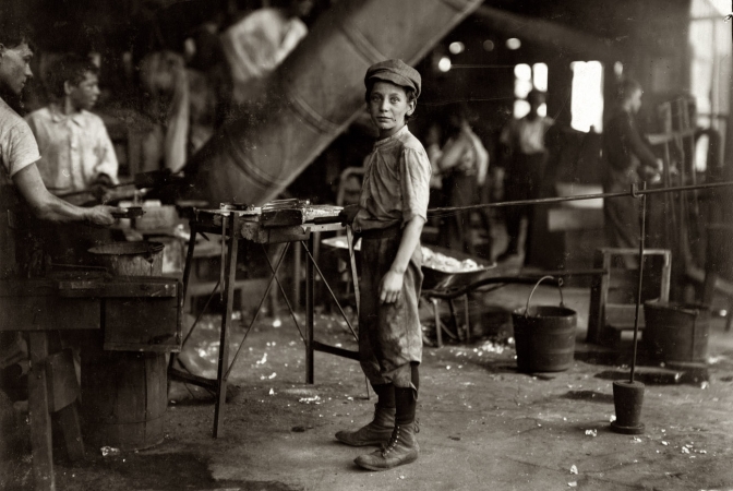 Photo showing: Glass Factory -- June 1911. Carrying-in boy in Alexandria Glass Factory, Virginia.