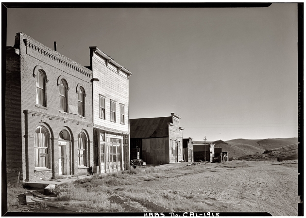 Photo showing: Bodie Ghost Town -- Odd Fellows Hall and Miners Union Hall on Main Street looking north, Bodie, California, July 1962.