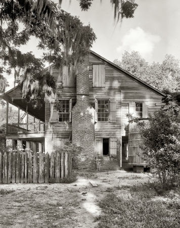 Photo showing: Moldering Mansion -- Louisiana circa 1938. Bizette.