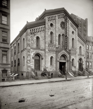 Photo showing: Studebaker Cathedral -- New York, 1908. The Studebaker Garage, a former Christian Science house of worship, at 143 West 48th Street.