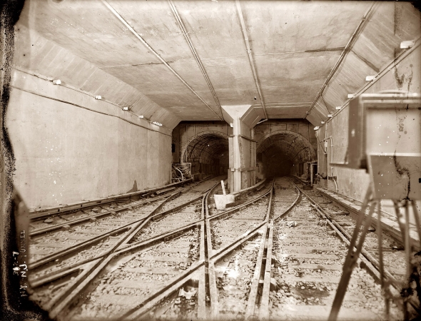 Photo showing: Manhattan Transfer -- New York - New Jersey Tunnel. One of two pairs of Hudson & Manhattan Railroad tunnels under the Hudson River sometime around their opening in 1908.