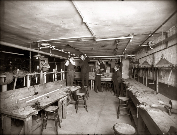 Photo showing: Wired: 1910 -- New York circa 1910. Electricity Class at St. George's Evening Trade School.