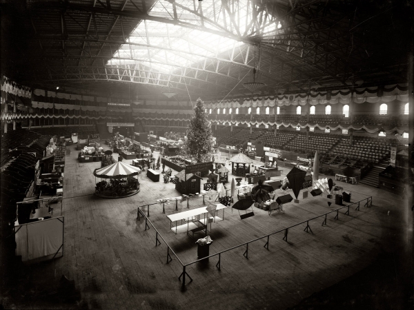 Photo showing: Spooky Toy Show -- Toy show at Madison Square Garden, 1908. In the foreground: Junior Aero Club display.