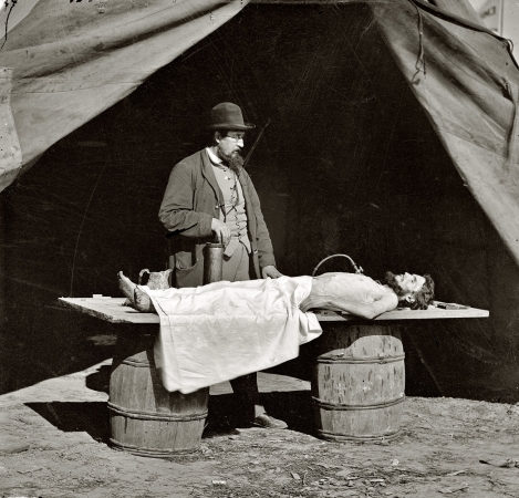 Photo showing: The Unknown Soldier: 1863 -- Circa 1861-1865. Unknown location. Embalming surgeon at work on soldier's body.