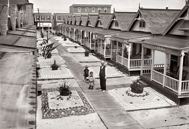 Photo showing: Rockaway Bungalows -- Queens, New York, circa 1910. Rockaway vacation bungalow colony.