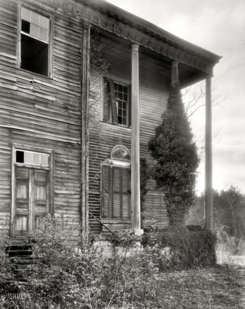 Photo showing: Dark Shadows -- 1936. Halifax County, North Carolina. Prospect Hill, Airlie vicinity. Built 1825 by Wm. Williams Thorne.