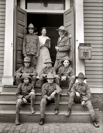 Photo showing: Den Mother -- Boy Scouts, 1913. Washington, D.C.