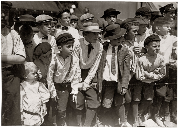 Photo showing: An Exciting Moment -- Newsboys Picnic, Cincinnati, August 1908.