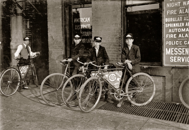 Photo showing: Telegraph Messengers -- August 1908. A.D.T. messengers in Indianapolis.